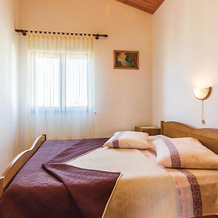 Beautiful Apartment In Pula With Kitchen Buitenkant foto