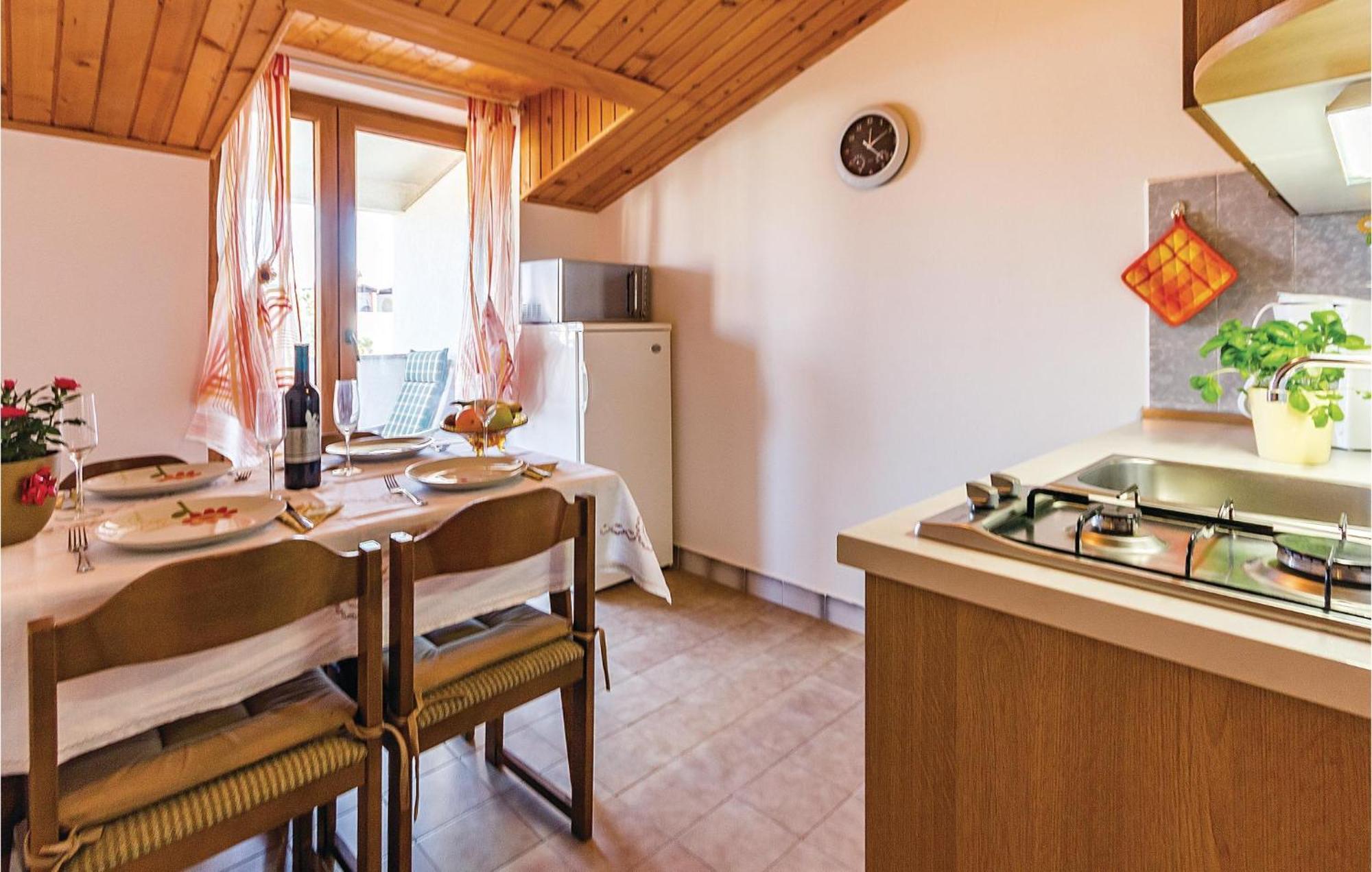 Beautiful Apartment In Pula With Kitchen Buitenkant foto