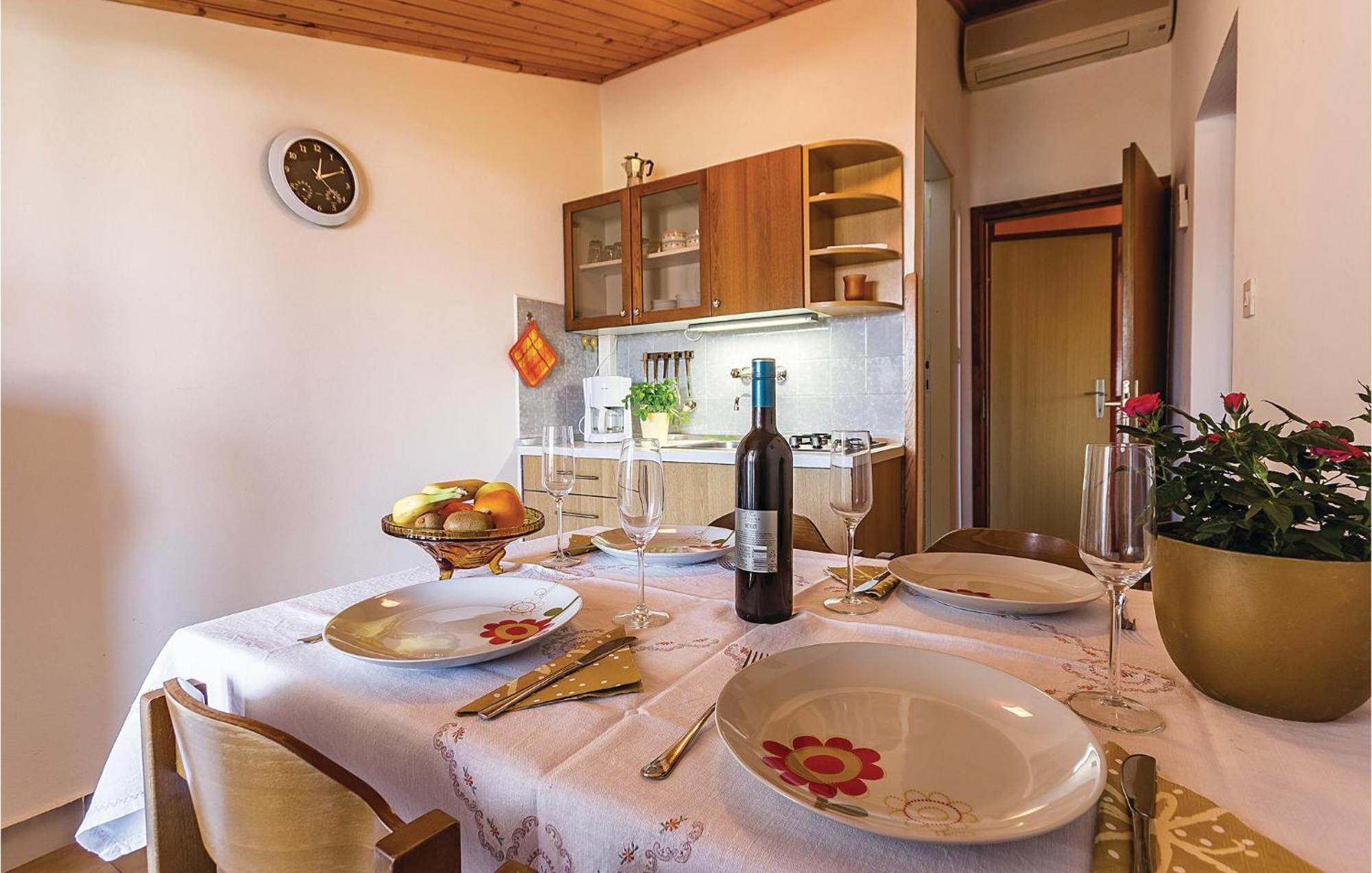 Beautiful Apartment In Pula With Kitchen Buitenkant foto