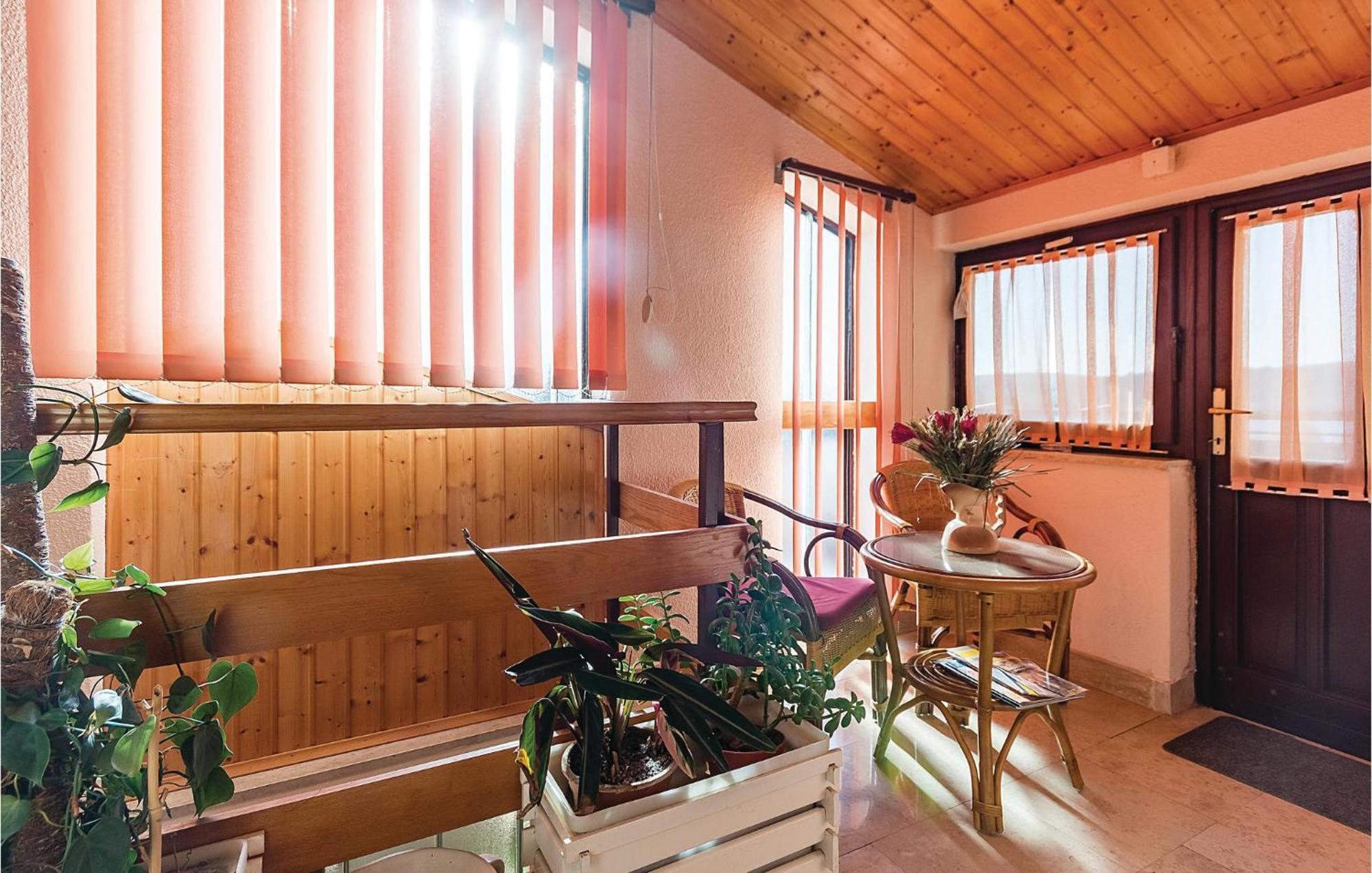 Beautiful Apartment In Pula With Kitchen Buitenkant foto