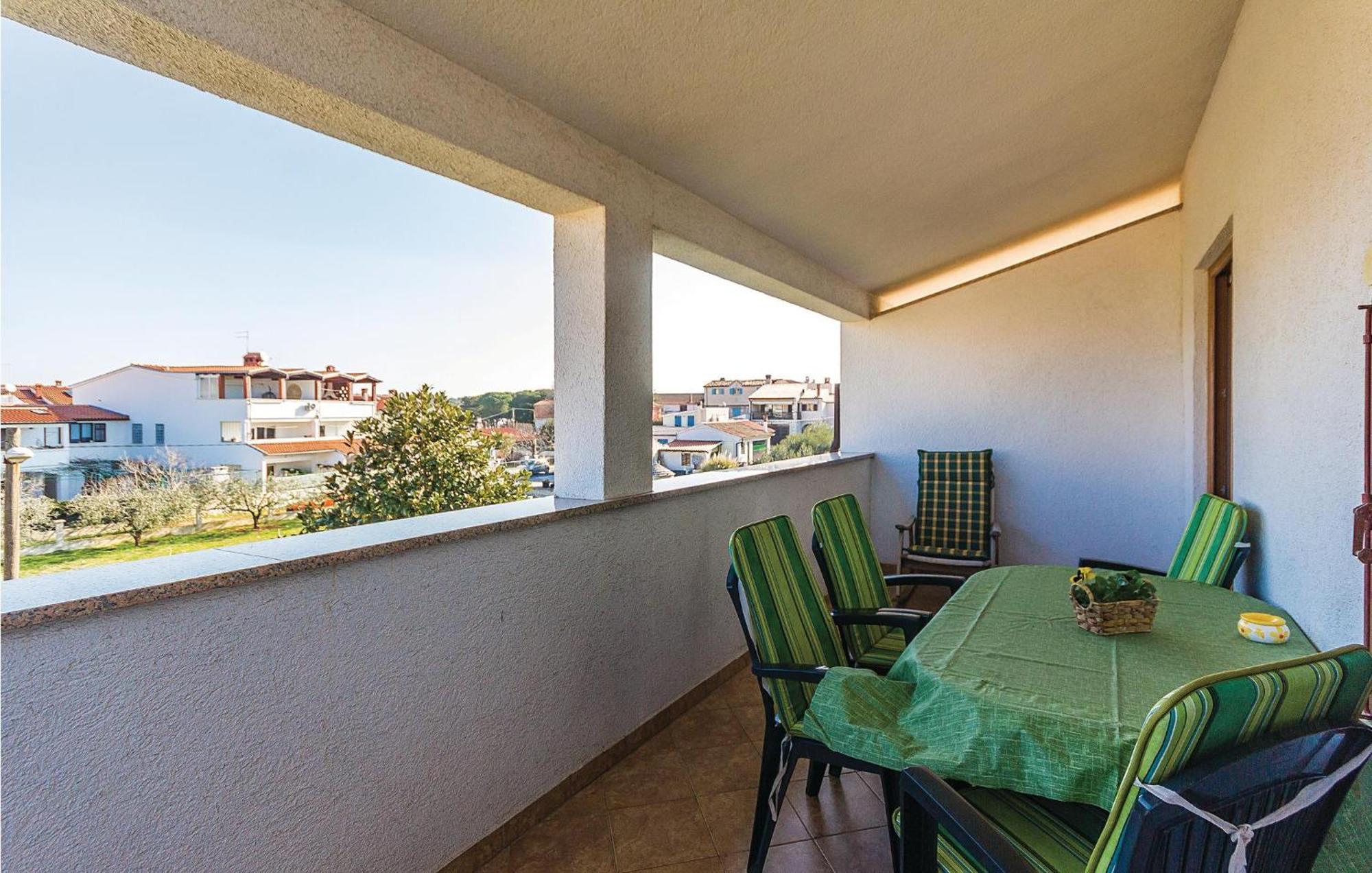 Beautiful Apartment In Pula With Kitchen Buitenkant foto