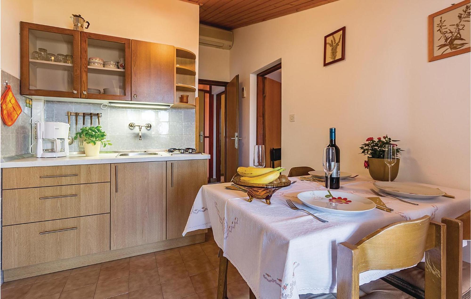 Beautiful Apartment In Pula With Kitchen Buitenkant foto