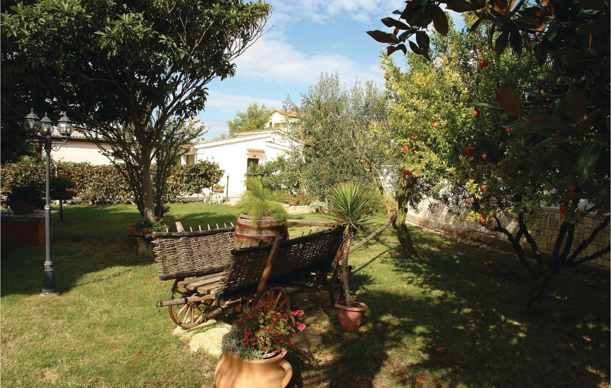 Beautiful Apartment In Pula With Kitchen Buitenkant foto